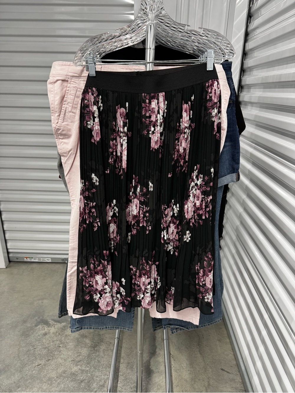 Torrid | Chiffon Pleated Midi Skirt in Black Floral | size 3